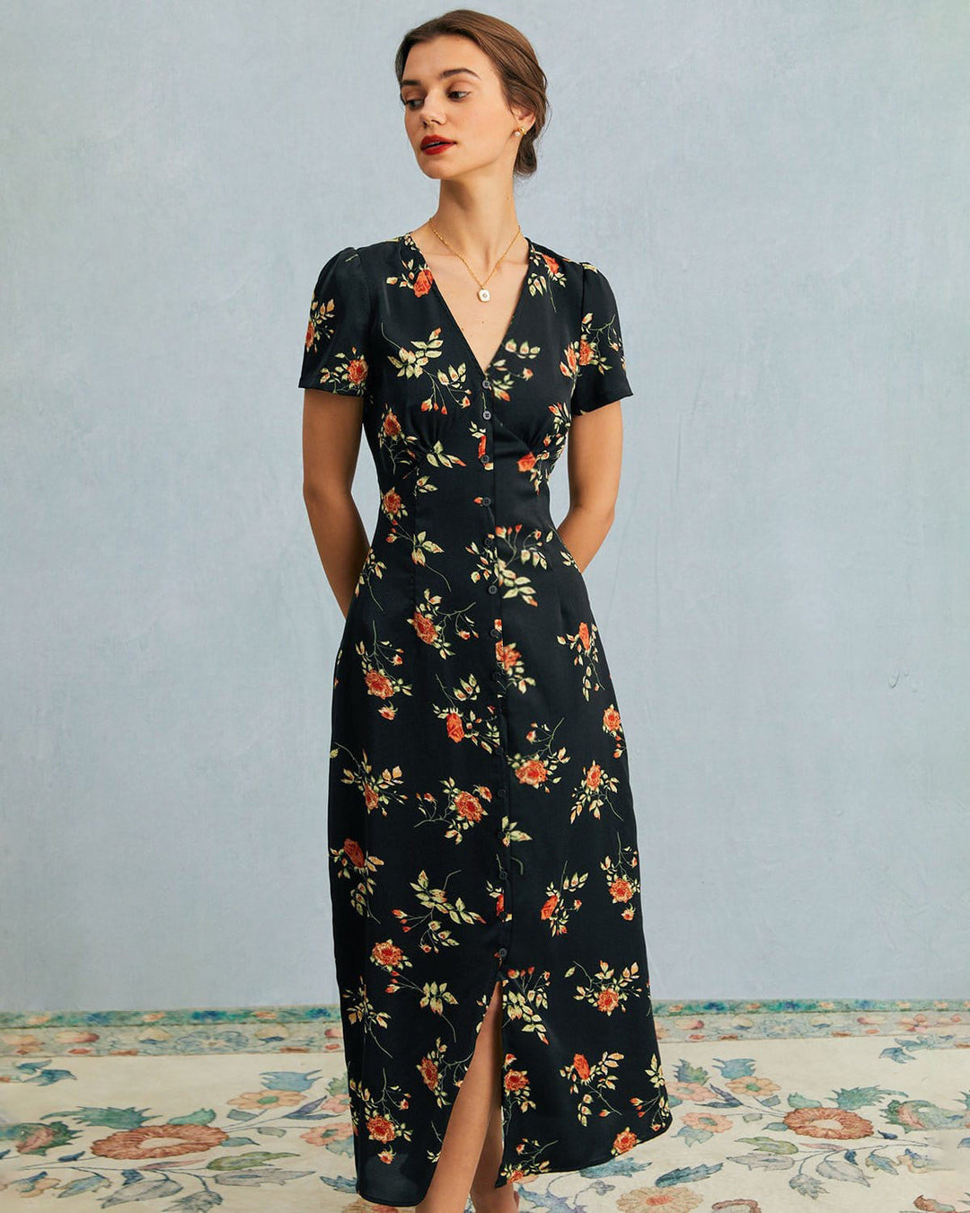 Hannah | Robe noire à col en V et manches courtes