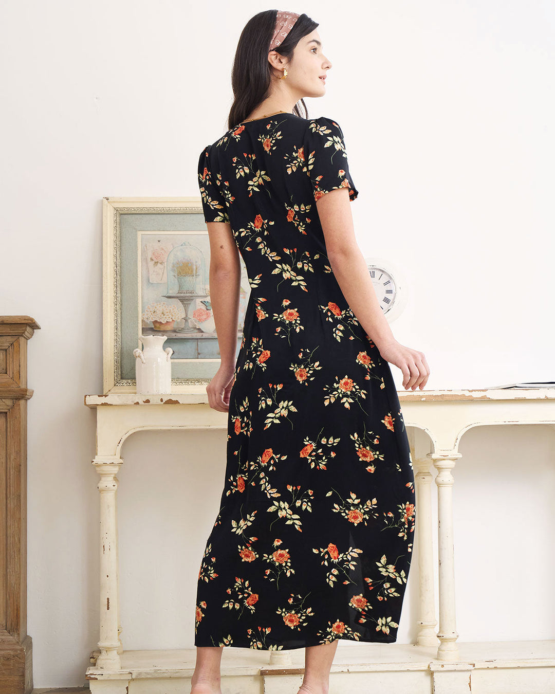 Hannah | Robe noire à col en V et manches courtes