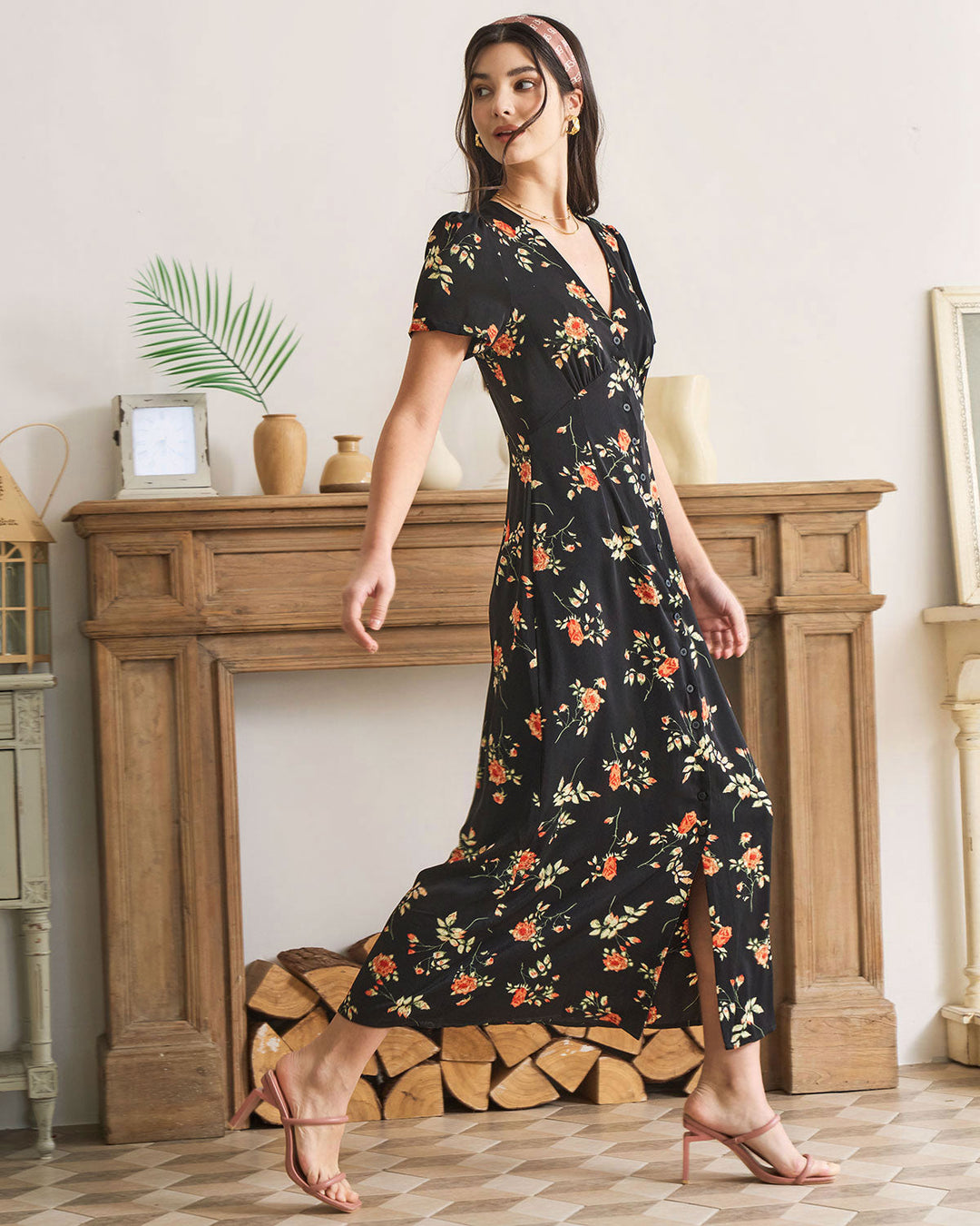 Hannah | Robe noire à col en V et manches courtes