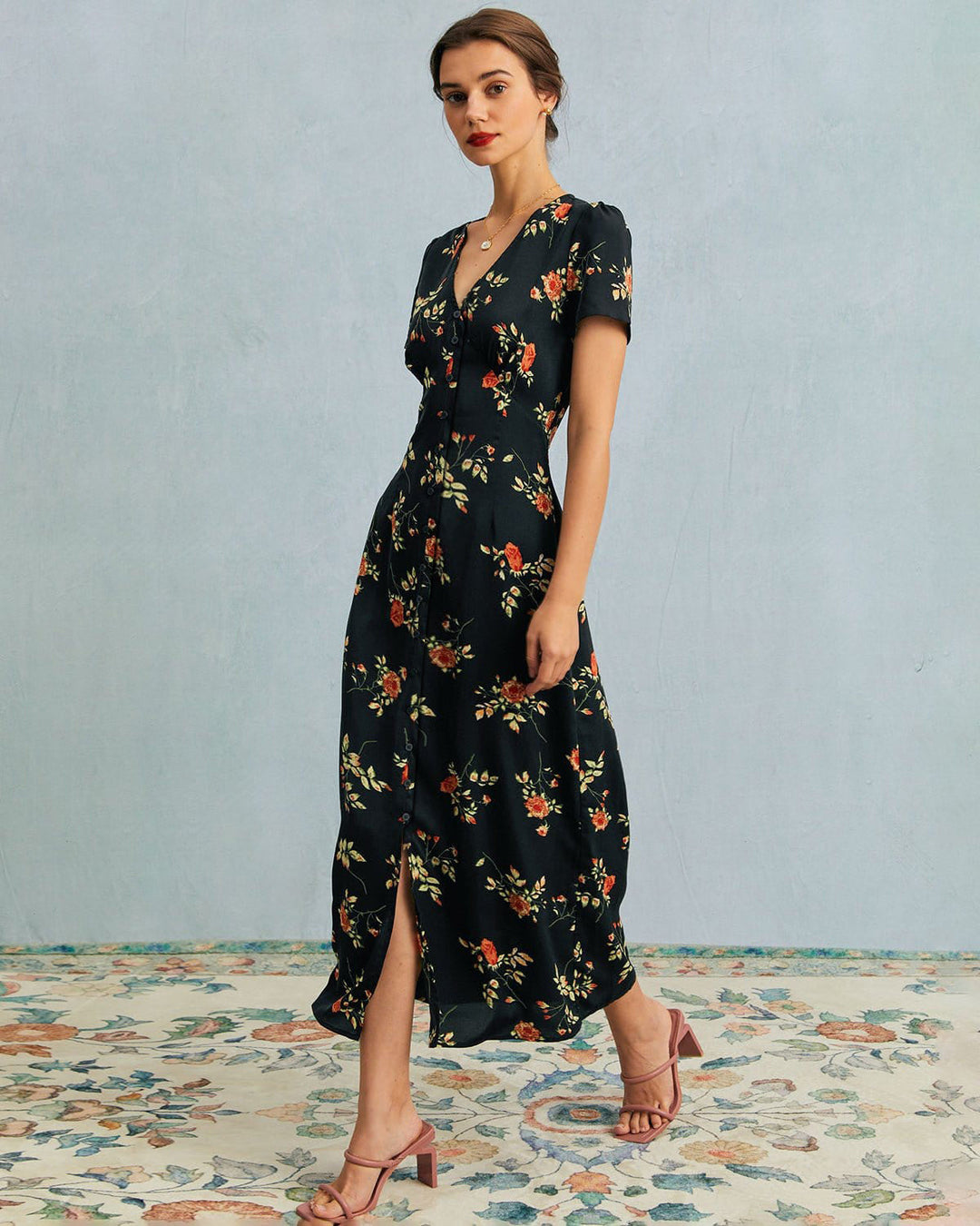 Hannah | Robe noire à col en V et manches courtes