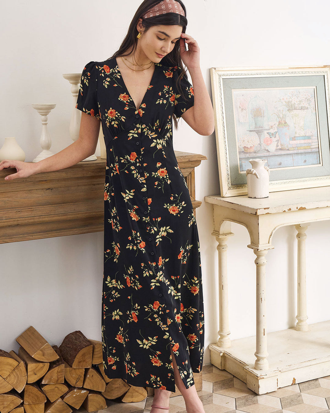 Hannah | Robe noire à col en V et manches courtes
